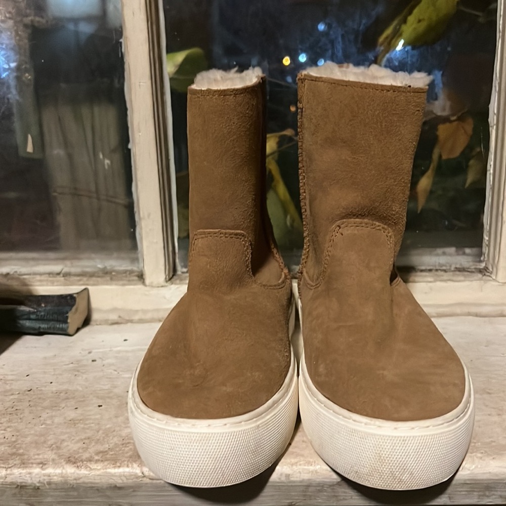 Uggs worn twice women’s size 6 - Picture 2 of 3